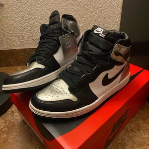 WMNS AIR JORDAN 1 RETRO HIGH OG ‘SILVER TOE’